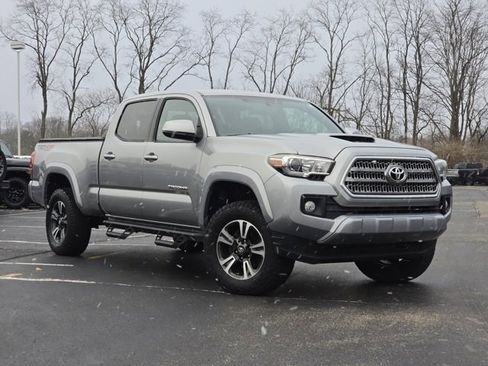 Used 2017 Toyota Tacoma TRD Sport image 2