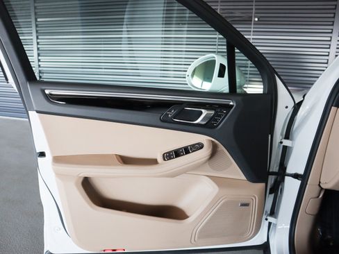 Certified 2025 Porsche Macan image 25