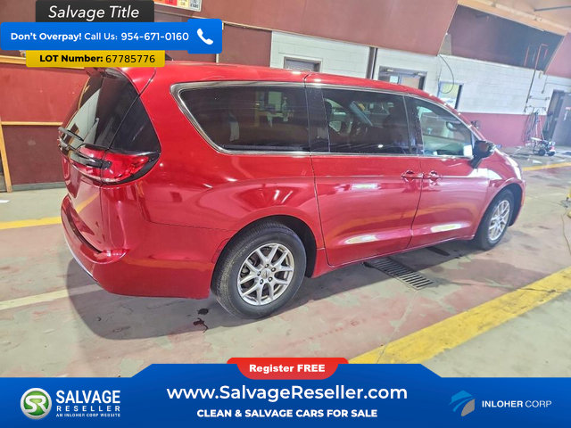 Used 2025 Chrysler Pacifica Select FWD image 4