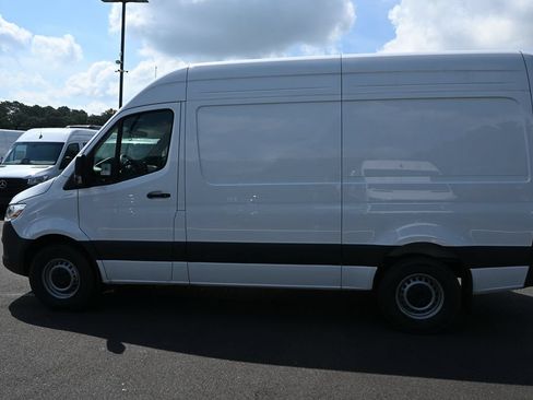 Used 2025 Mercedes-Benz Sprinter 2500 image 3