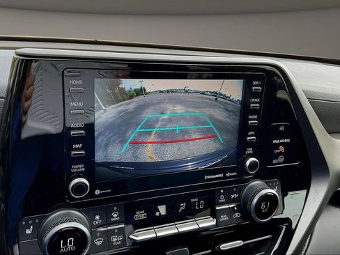 Used 2022 Toyota Highlander XLE FWD image 16