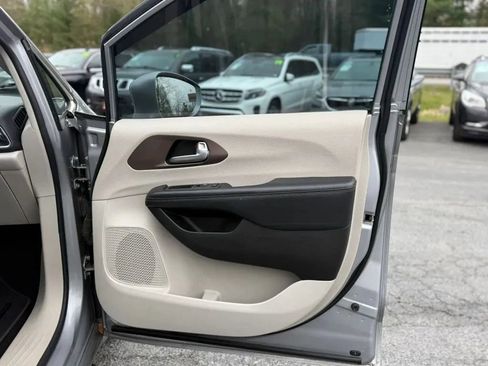 Used 2017 Chrysler Pacifica Touring-L Plus FWD image 25