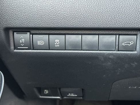 Used 2024 Toyota Venza LE image 30