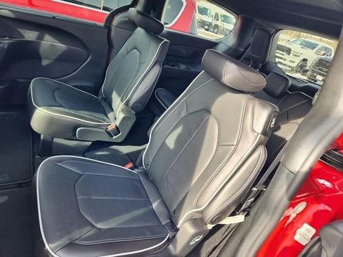 New 2026 Chrysler Pacifica Limited image 7