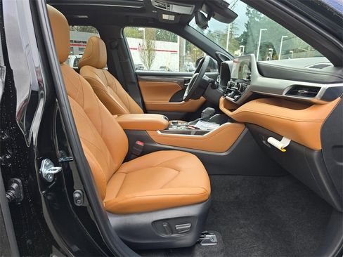 New 2026 Toyota Highlander Platinum image 11