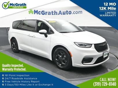 Used 2023 Chrysler Pacifica Touring-L w/ Uconnect Theater Family Group