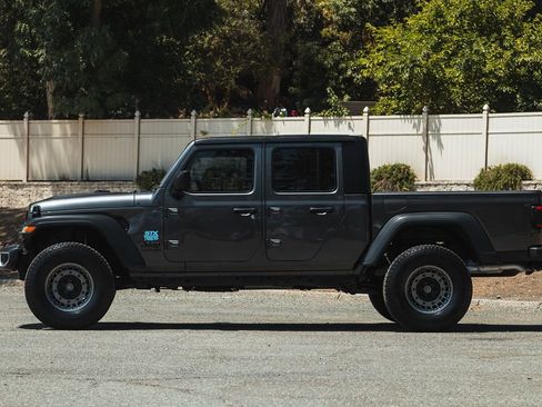 Used 2024 Jeep Gladiator Sport image 8