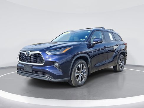 Used 2022 Toyota Highlander XLE image 1