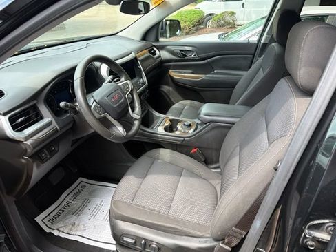 Used 2023 GMC Acadia SLE w/ Driver Convenience Package FWD image 9