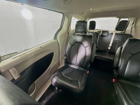 Used 2024 Chrysler Pacifica Touring-L image 12