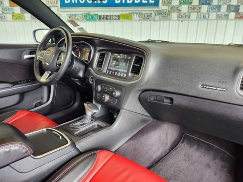 Used 2017 Dodge Charger SXT RWD image 2