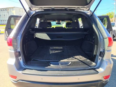 Used 2018 Jeep Grand Cherokee Laredo AWD/4WD image 23