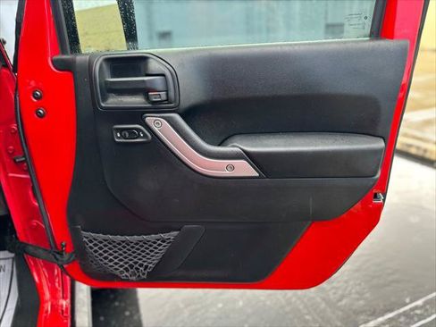 Used 2017 Jeep Wrangler Unlimited Rubicon w/ Connectivity Group AWD/4WD image 16