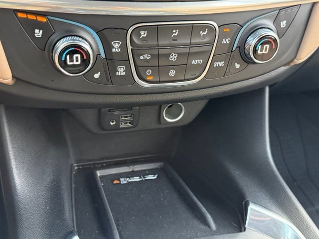Used 2022 Chevrolet Traverse Premier FWD image 25