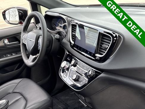 Used 2025 Chrysler Pacifica Select image 40