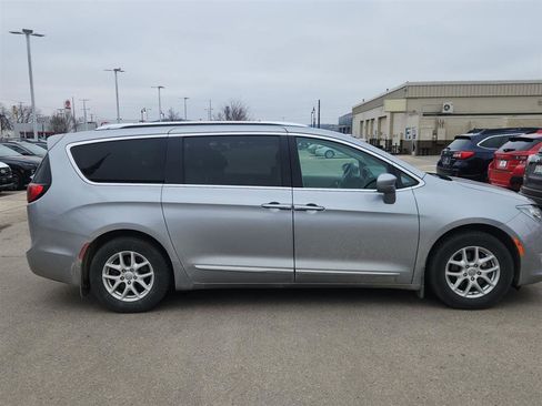 Used 2020 Chrysler Pacifica Touring-L image 3