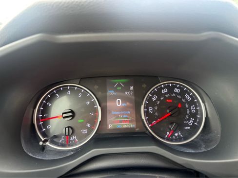 Used 2020 Toyota RAV4 XLE w/ Convenience Package FWD image 8
