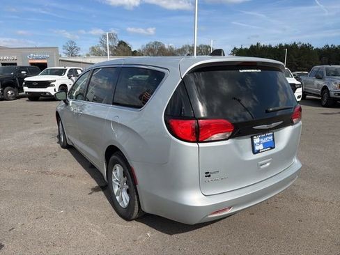 Used 2022 Chrysler Voyager LX FWD image 5