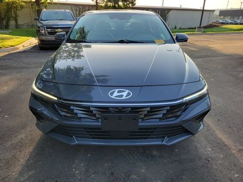 Used 2024 Hyundai Elantra Limited FWD image 2