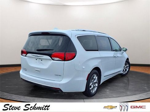 Used 2018 Chrysler Pacifica Limited image 35