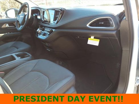 New 2026 Chrysler Pacifica Select image 10