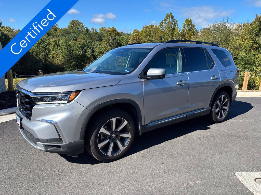 Used 2025 Honda Pilot Touring image 1