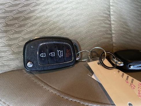 Used 2017 Hyundai Santa Fe Sport image 22