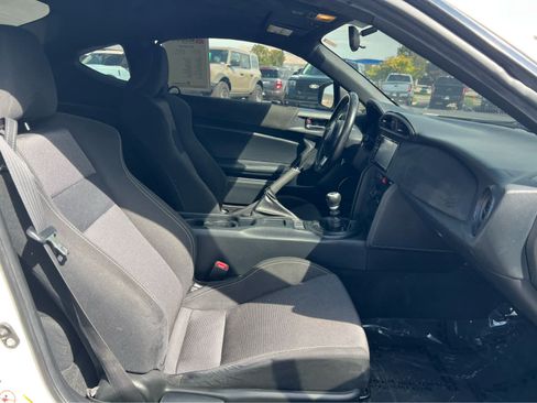 Used 2017 Toyota 86 RWD image 19