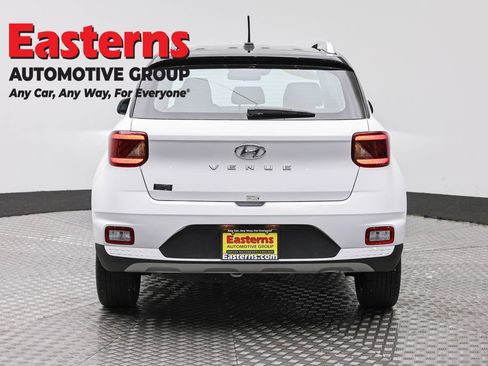 Used 2025 Hyundai Venue Limited FWD image 6