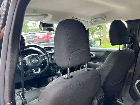 Used 2018 Jeep Renegade Latitude w/ Cold Weather Group AWD/4WD image 13