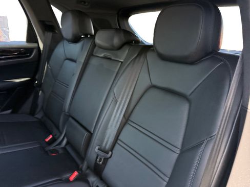 Used 2021 Porsche Cayenne AWD/4WD image 16
