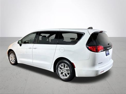 Used 2023 Chrysler Voyager LX FWD image 8