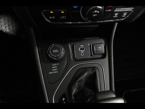 Used 2019 Jeep Cherokee Latitude Plus w/ Cold Weather Group AWD/4WD image 16