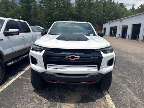 Used 2024 Chevrolet Colorado ZR2 w/ Technology Package AWD/4WD image 2