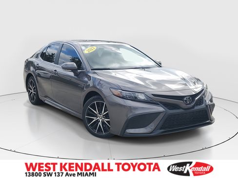 Used 2023 Toyota Camry SE image 1