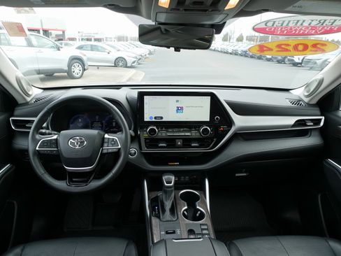Used 2024 Toyota Highlander Platinum image 20