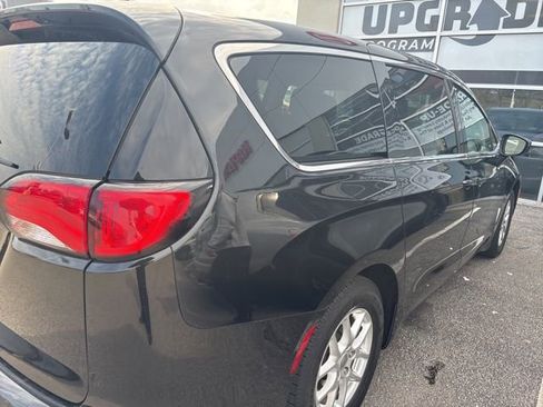 Used 2022 Chrysler Voyager LX image 3