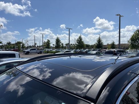 Used 2023 Toyota Corolla Cross XLE w/ Convenience Package image 7