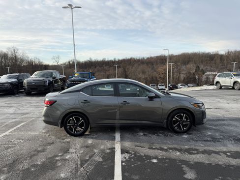 Used 2025 Nissan Sentra SV w/ Trunk Package image 5