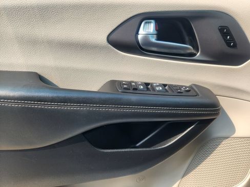Used 2023 Chrysler Pacifica Touring-L FWD image 23