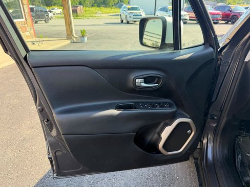 Used 2017 Jeep Renegade Limited FWD image 12