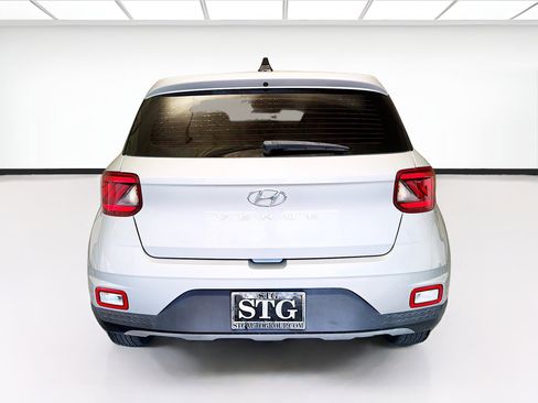 Used 2021 Hyundai Venue SE FWD image 5