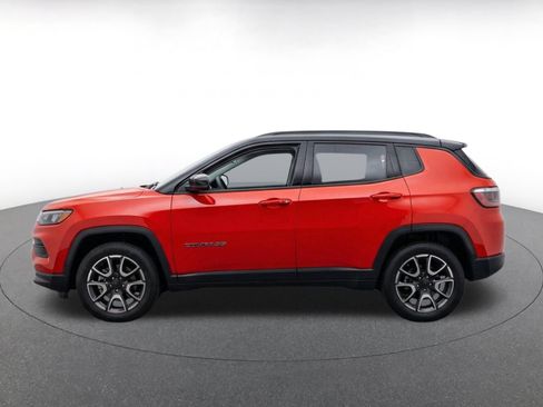 Used 2025 Jeep Compass Trailhawk AWD/4WD image 4
