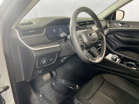 Used 2023 Jeep Grand Cherokee Limited w/ Black Appearance Package image 9