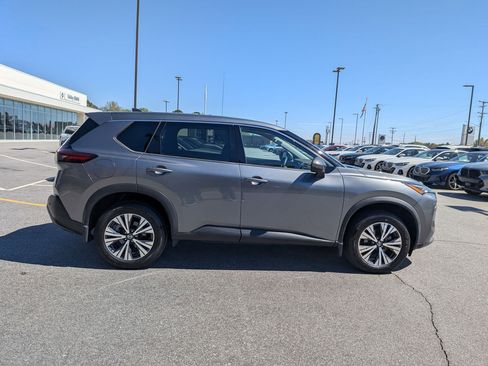 Used 2021 Nissan Rogue SV image 2