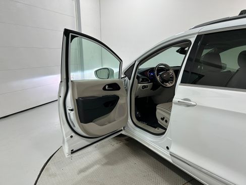 Used 2019 Chrysler Pacifica Limited FWD image 26