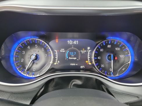 Used 2025 Chrysler Pacifica Limited image 18