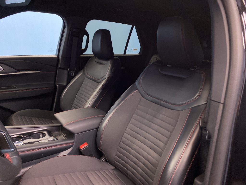 Used 2025 Ford Explorer ST-Line w/ ST-Line Street Pack AWD/4WD image 8