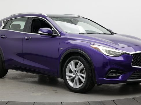 Used 2018 INFINITI QX30 Premium w/ Navigation Package FWD image 3