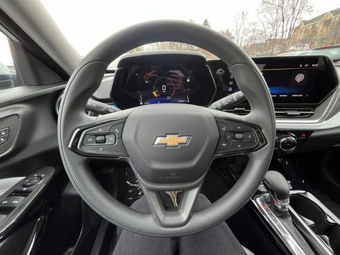 Used 2025 Chevrolet Trax LT FWD image 11